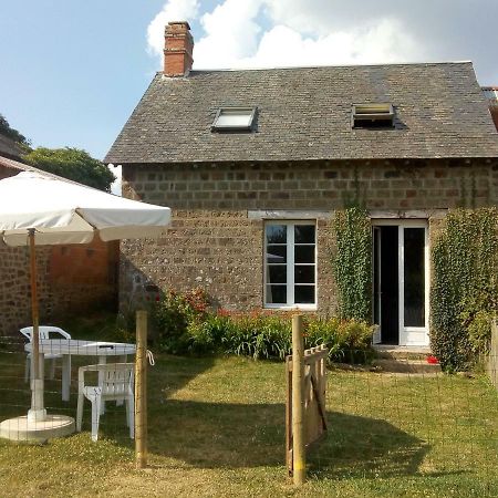 Villa Le Domaine à Saint-Symphorien-des-Monts Extérieur photo
