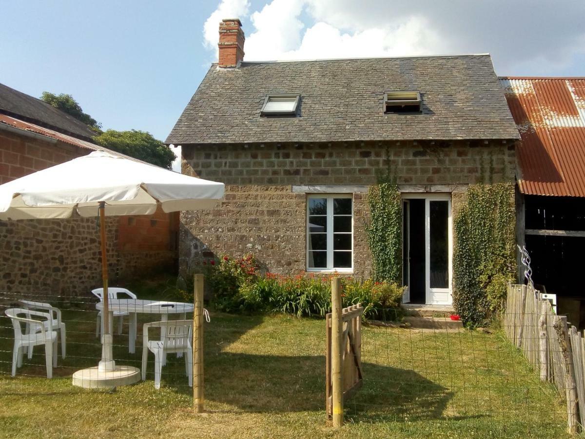 Villa Le Domaine à Saint-Symphorien-des-Monts Extérieur photo