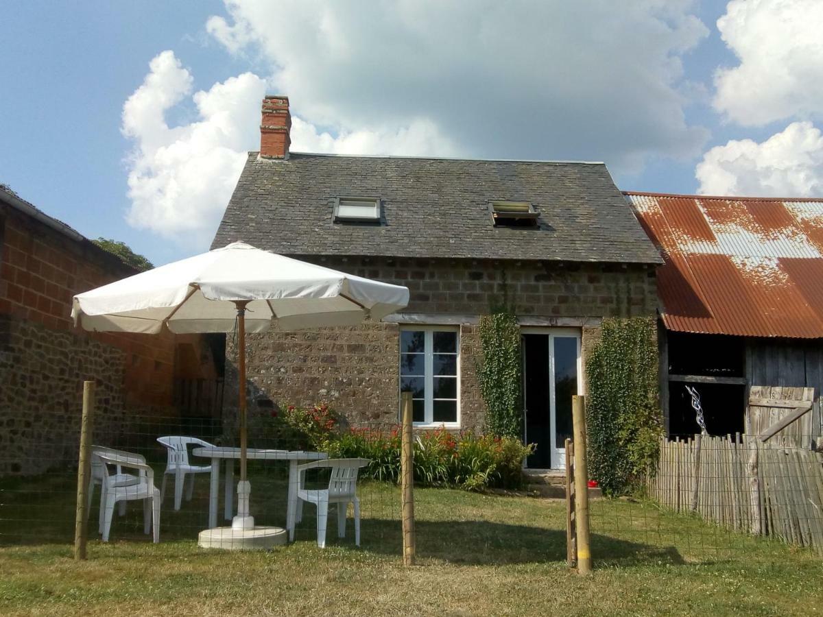 Villa Le Domaine à Saint-Symphorien-des-Monts Extérieur photo